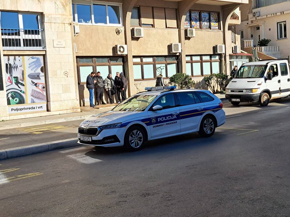 Iz trgovine u Vodicama odnijeli više parfema, u Šibeniku Čehinji ukrali SUP