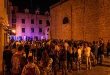 Šibenske klapske večeri: Večeras Klapa Bunari i pjesnik Siniša Kostelac