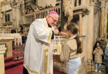 Betlehemsko svjetlo zasjalo u Šibeniku: ‘Isus je svjetlo koje gori već 2025 godina i ne može se ugasiti’