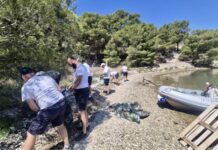 JU Priroda ŠKŽ i Marina Mandalina organizirano očistili plažu u Dubokoj