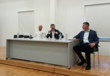 U Kninu održana javna tribina posvećena pomoćnicima u nastavi