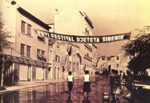 Revija „suvremenog oblačenja djeteta“…