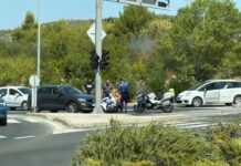 Automobil na semaforu oborio policajca na motoru